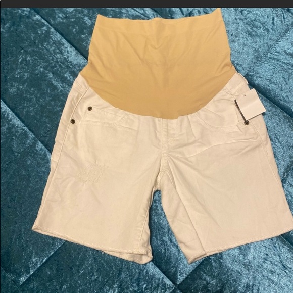 a glow Pants - A glow maternity white shorts / size 6